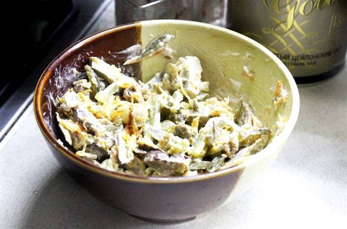 Салат обжорка з м'ясом і солоними огірками Викладаємо м'ясо, огірки