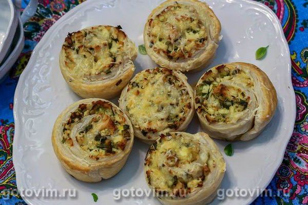 Булочки-завитки з куркою та яйцем