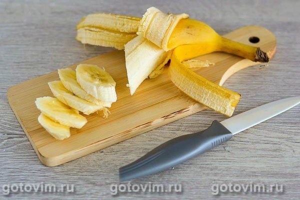 Вівсяноблин на молоці з бананом і волоськими горіхами